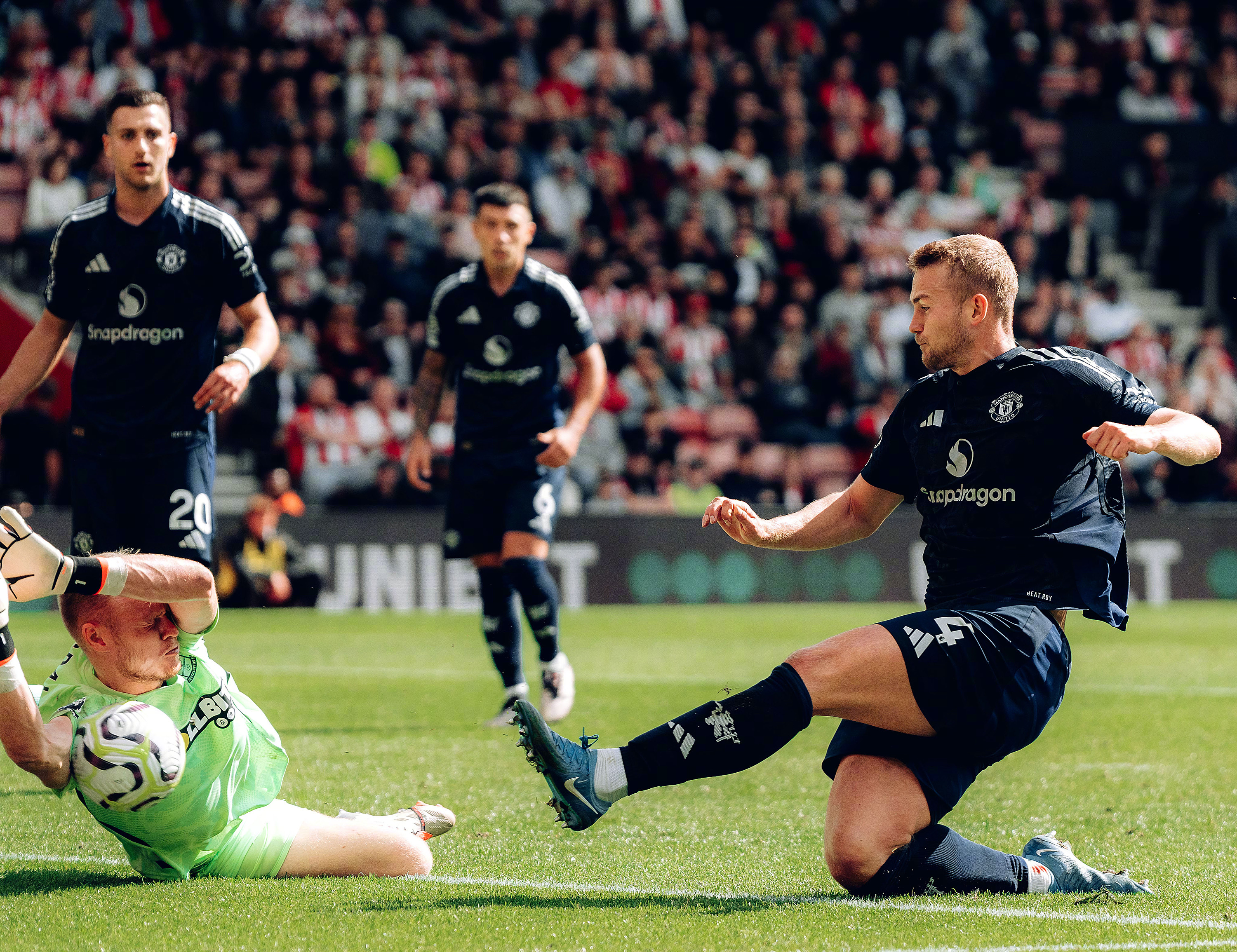 转会期英超焦点战,上海久事防线松动,媒体盛赞,身体对抗强度拉满 转会期英超焦点战,上海久事防线松动,媒体盛赞,身体对抗强度拉满